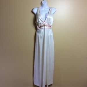 Vintage 1970s Gilead sleeveless satin embroidered night gown Large. Cream